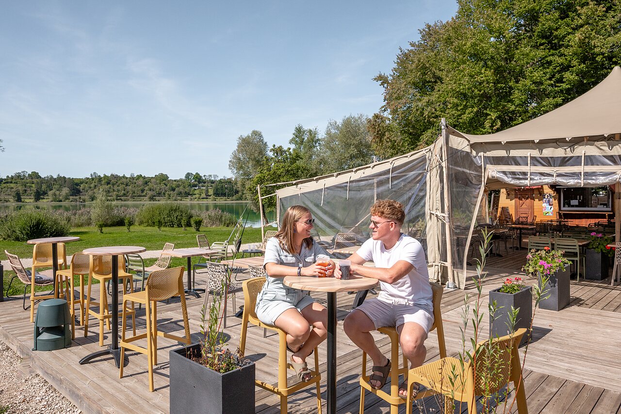 Bar exterior en el camping CLICOCHIC Grisi�re en Clairvaux-les-Lacs (39).