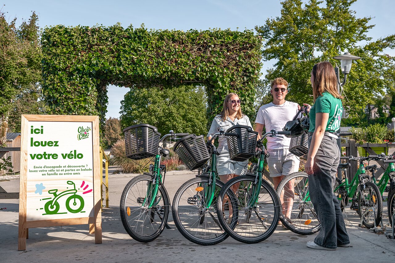 Alquiler de bicicletas verdes con cestas para familias en el camping CLICOCHIC Grisi�re en Clairvaux-les-Lacs (39).
