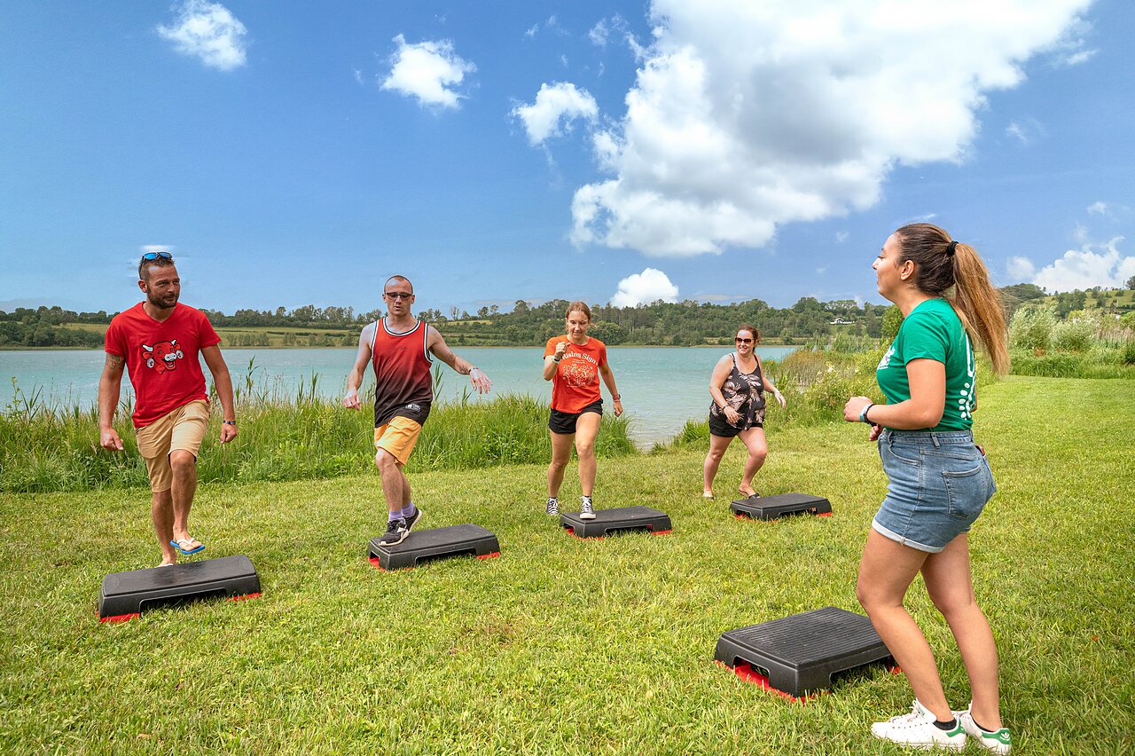 Clase de step al aire libre junto al lago en el camping CLICOCHIC Grisi�re en Clairvaux-les-Lacs (39).