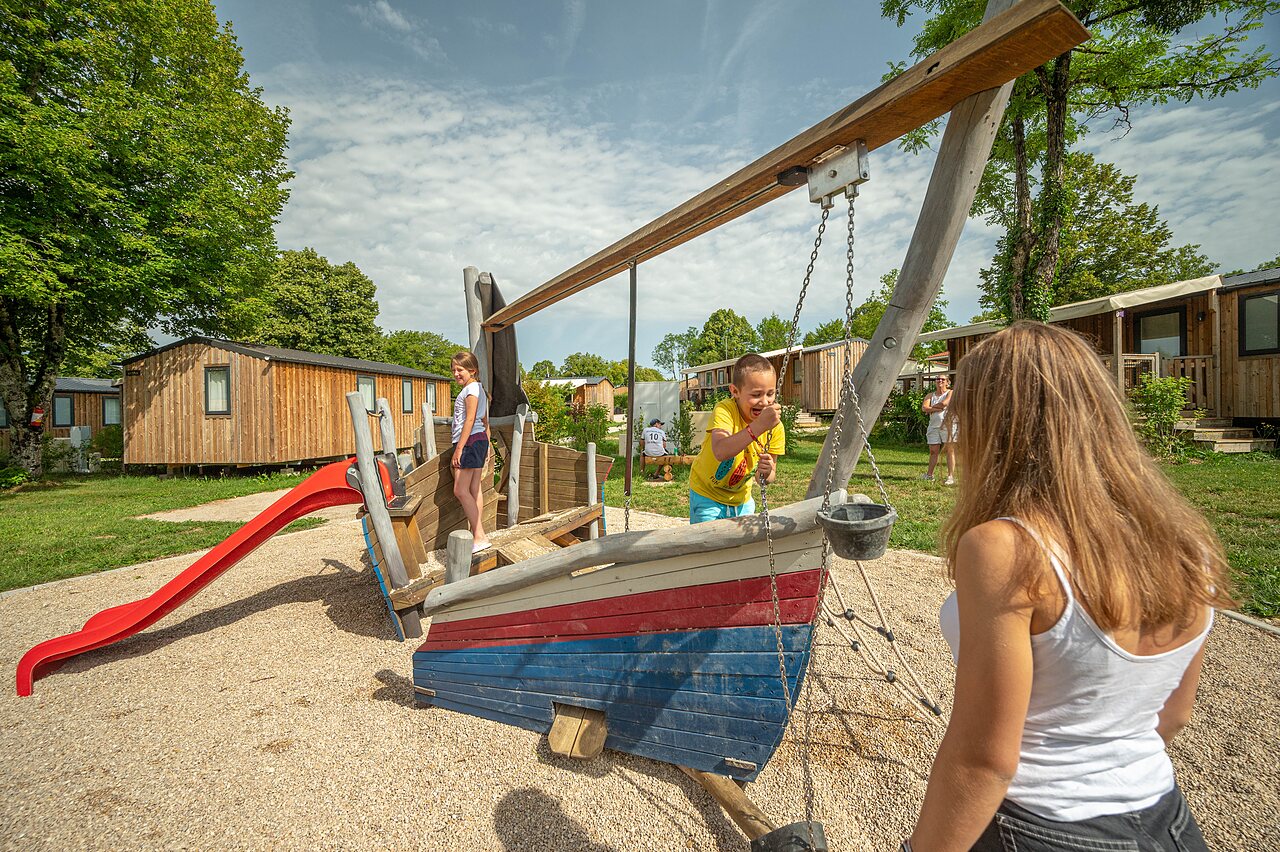 �rea de juegos, barco, tobog�n y ni�os en el camping CLICOCHIC Grisi�re (39).