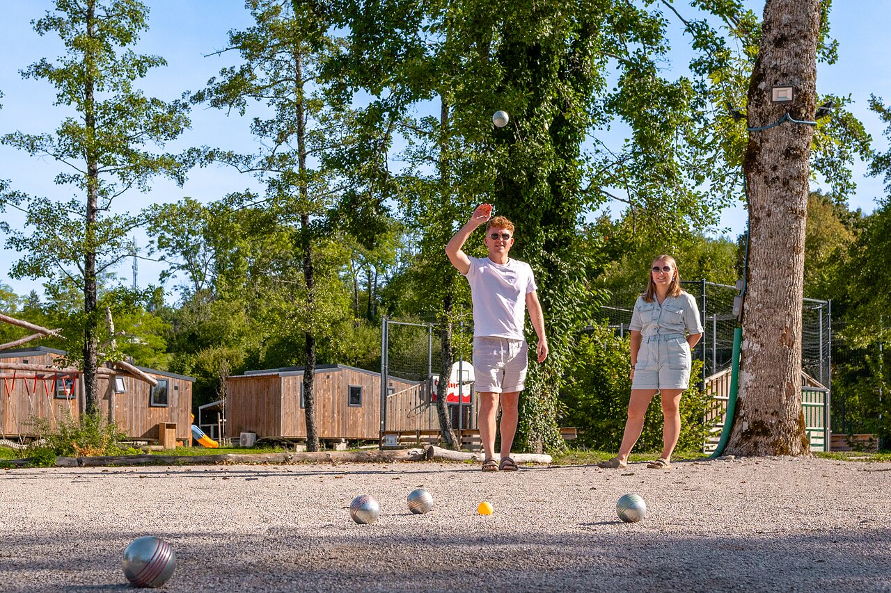 Animado juego de petanca con una pareja en el camping CLICOCHIC Grisi�re.