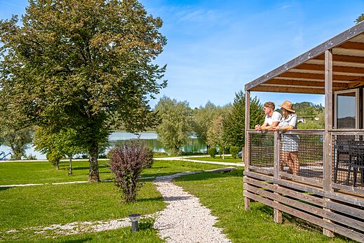 Mobil-home, pareja, lago en el camping CLICOCHIC Grisière en Clairvaux-les-Lacs (39).