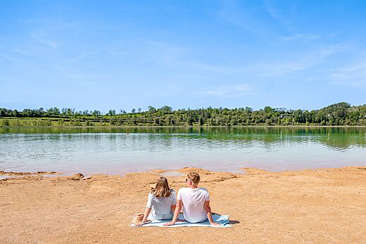 Playa de arena junto al lago, camping CLICOCHIC Grisière Clairvaux-les-Lacs.