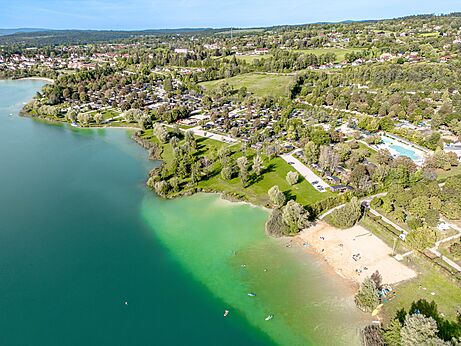 Vista aérea camping, playa, lago en camping CLICOCHIC Grisière en Clairvaux-les-Lacs (39).
