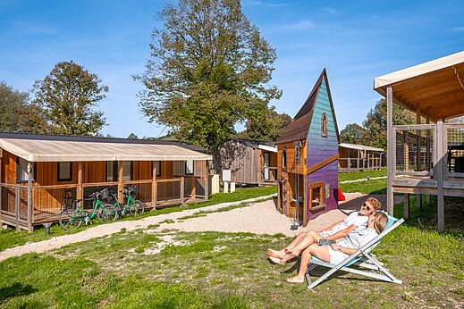 Mobil-homes y zona de juegos en el camping CLICOCHIC Grisière en Clairvaux-les-Lacs (39).