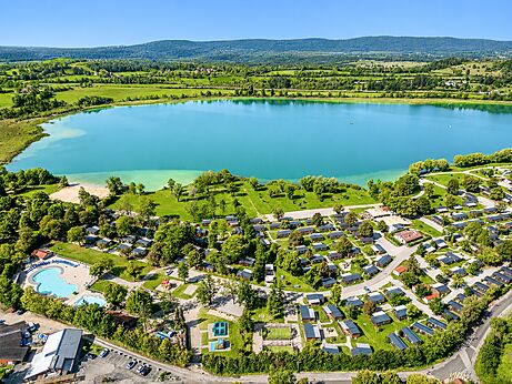 Vista aérea lago, Mobil-homes, piscina en el camping CLICOCHIC Grisière en Clairvaux-les-Lacs (39).