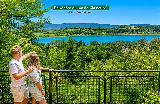 Pareja admirando el Mirador del Lago de Clairvaux, vista hermosa del lago del Jura.