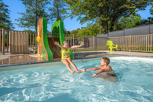 Tobogán acuático y piscina en el camping CLICOCHIC Grisière, Clairvaux-les-Lacs (39).