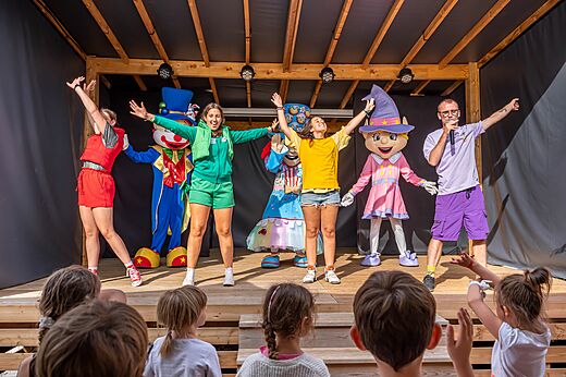 Espectáculo de animación con animadores y mascotas en el camping CLICOCHIC Grisière en Clairvaux-les-Lacs.