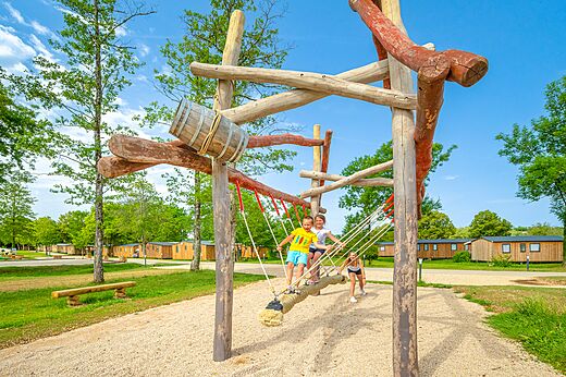 Zona de juegos de madera para niños en camping CLICOCHIC Grisière Clairvaux-les-Lacs (39).