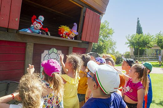 Animación infantil con marionetas en el camping CLICOCHIC Grisière en Clairvaux-les-Lacs (39).