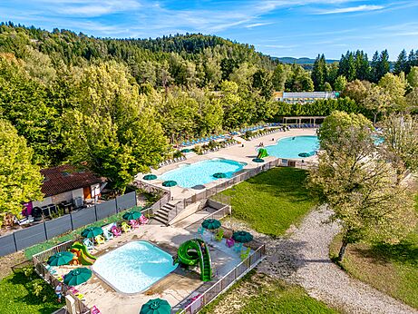 Piscinas exteriores, toboganes, vista aérea en camping CLICOCHIC Grisière, Clairvaux-les-Lacs (39).