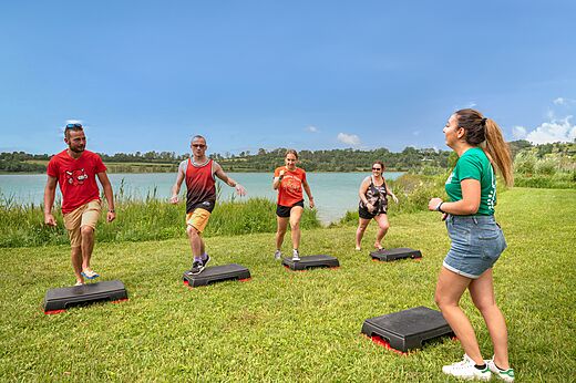 Clase de step al aire libre junto al lago en el camping CLICOCHIC Grisière.