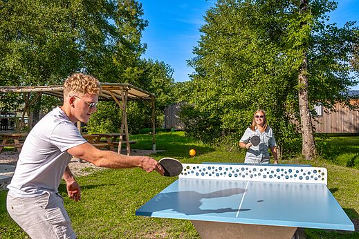 Partido de tenis de mesa al aire libre en el camping CLICOCHIC Grisière en Clairvaux-les-Lacs (39).