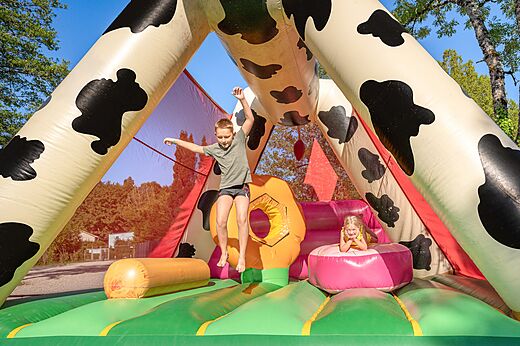 Estructura hinchable gigante para niños en el camping CLICOCHIC Grisière en Clairvaux-les-Lacs (39).