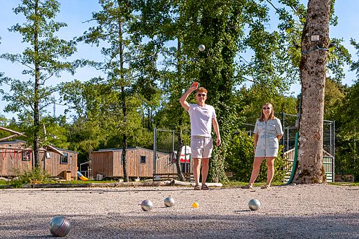 Animado juego de petanca con una pareja en el camping CLICOCHIC Grisière.