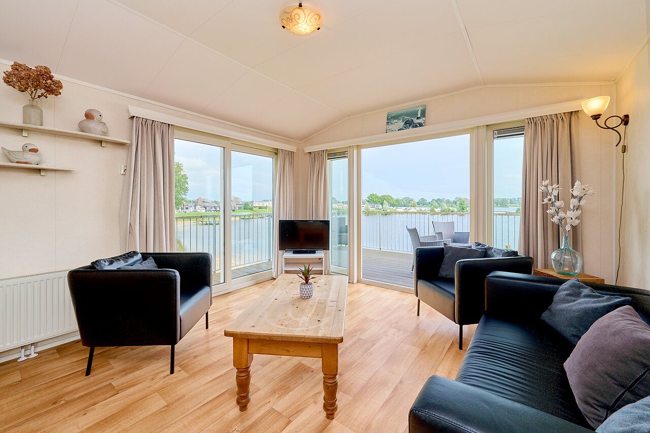 Sal�n de Mobil-home luminoso, vistas al agua en el camping CAPFUN Groene Eiland en Appeltern.