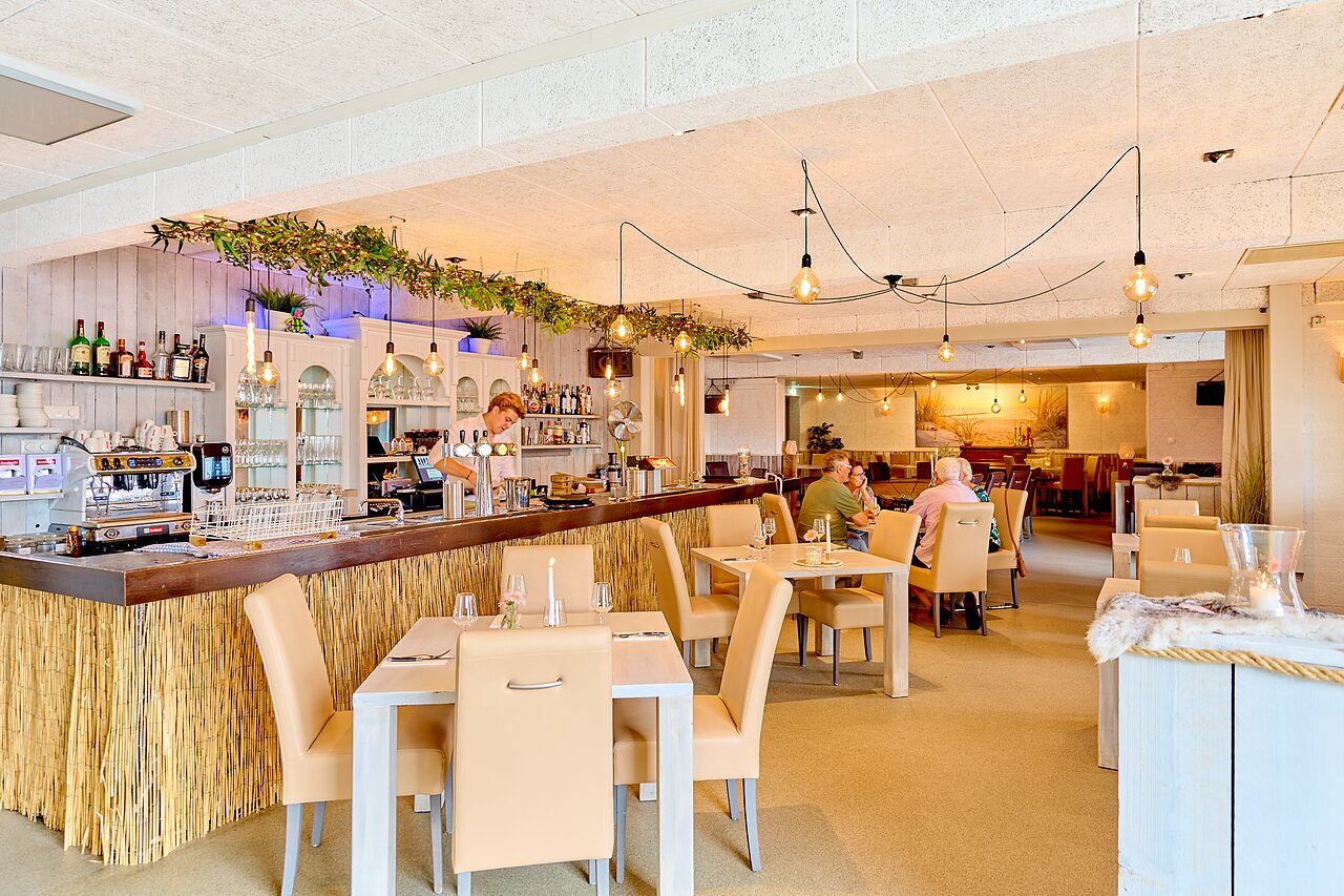 Restaurante y bar moderno con mesas y servicio en el camping CAPFUN Groene Eiland en Appeltern.