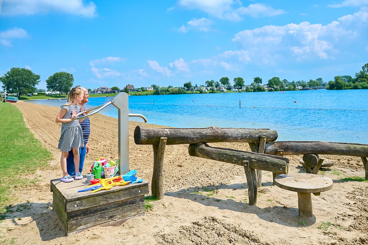 Playa de arena, juegos de agua para ni�os en el camping CAPFUN Groene Eiland en Appeltern.