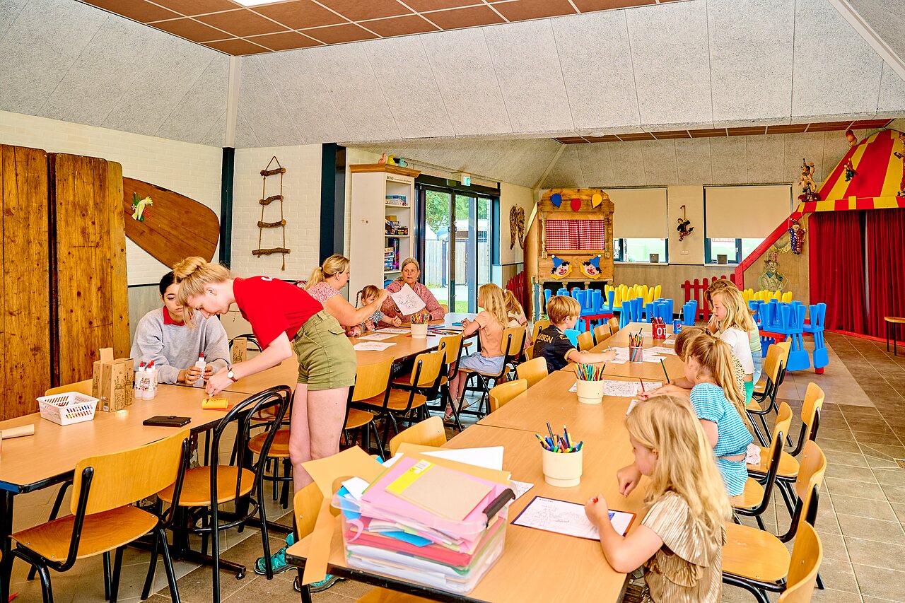 Ni�os disfrutando actividades creativas con animadores en el camping CAPFUN Groene Eiland en Appeltern.