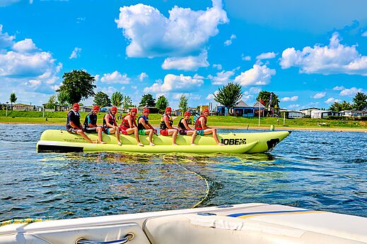 Veraneantes en banana boat en el camping CAPFUN Groene Eiland en Appeltern.