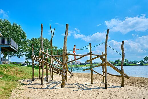 Juegos de madera en la playa del camping CAPFUN Groene Eiland en Appeltern.