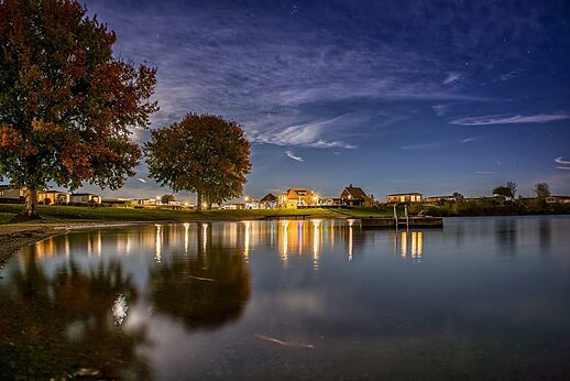 Lago iluminado, Mobil-homes y muelle en el camping CAPFUN Groene Eiland en Appeltern.