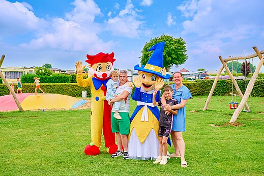 Mascotas del camping y familias sonrientes en el camping CAPFUN Groene Eiland en Appeltern.