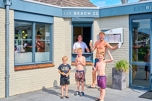 Familia con helados frente a la cafetería del camping CAPFUN Groene Eiland en Appeltern.