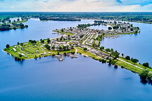 Camping CAPFUN Groene Eiland en Appeltern: vista aérea, Mobil-homes, parcelas, puerto.