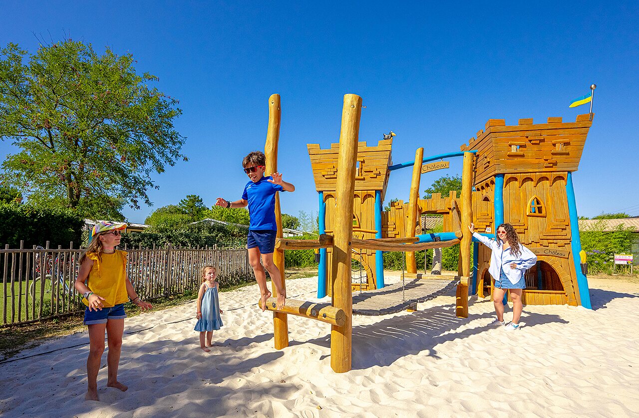 Zona de juegos castillo de madera para ni�os en camping VAGUES OCEANES Grosses Pierres.