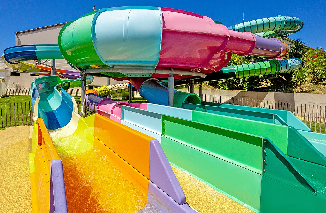 Toboganes acu�ticos coloridos y pistas de deslizamiento en el camping VAGUES OCEANES Grosses Pierres.