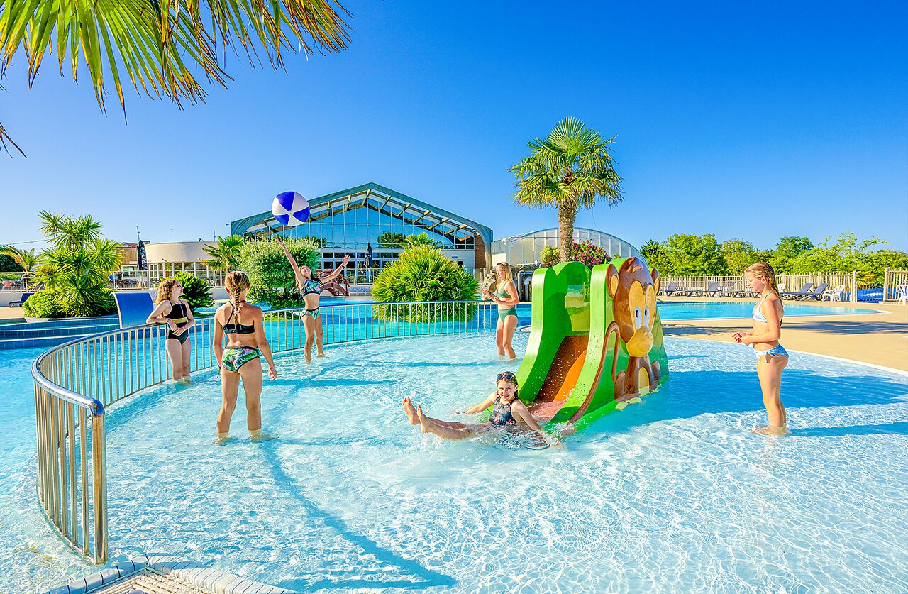 Piscina l�dica, tobog�n infantil, j�venes en camping VAGUES OCEANES Grosses Pierres, Ol�ron.