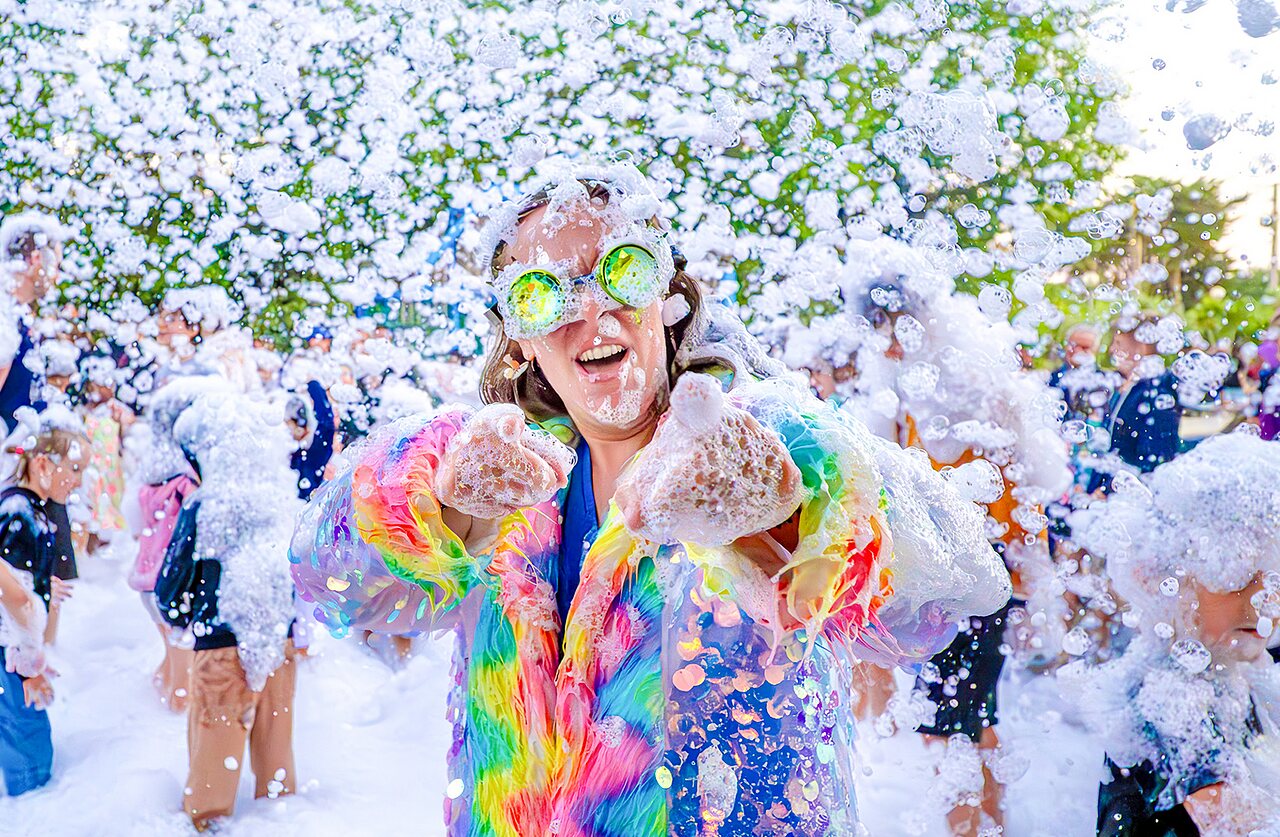 Fiesta de la espuma alegre con animador en el camping VAGUES OCEANES Grosses Pierres en Saint-Georges-d'Ol�ron (17).