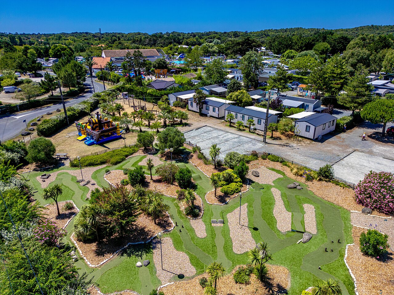 Vista a�rea minigolf, juegos y Mobil-homes en camping VAGUES OCEANES Grosses Pierres.