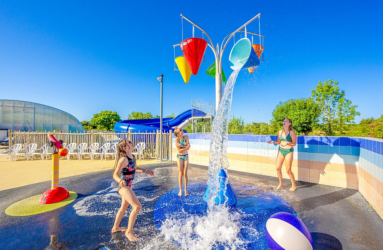 Zona acu�tica y tobog�n en el camping VAGUES OCEANES Grosses Pierres en Saint-Georges-d'Ol�ron (17).