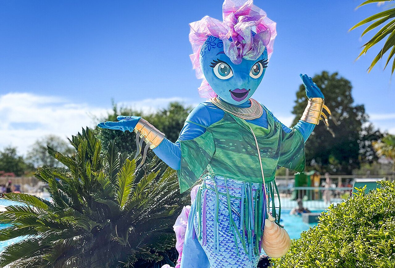 Mascota sirena azul animando la piscina en el camping VAGUES OCEANES Grosses Pierres en Saint-Georges-d'Ol�ron (17).