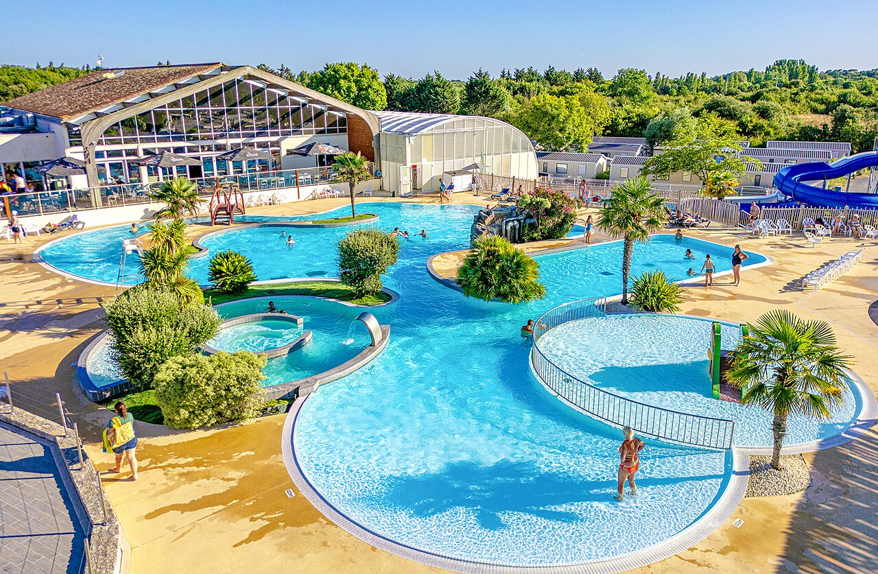 Parque acu�tico, tobog�n, piscinas en el camping VAGUES OCEANES Grosses Pierres en Saint-Georges-d'Ol�ron.