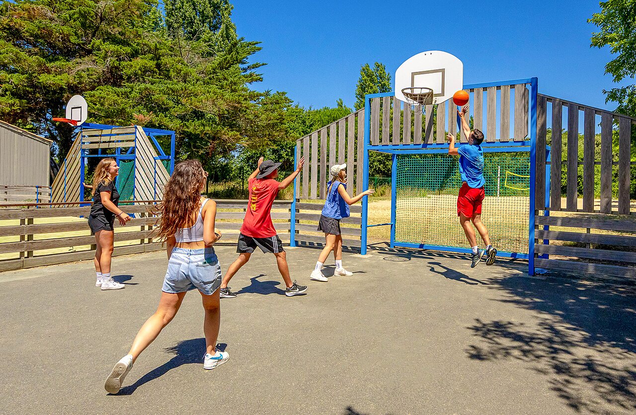 Cancha de baloncesto exterior para j�venes en el camping VAGUES OCEANES Grosses Pierres, Saint-Georges-d'Ol�ron.