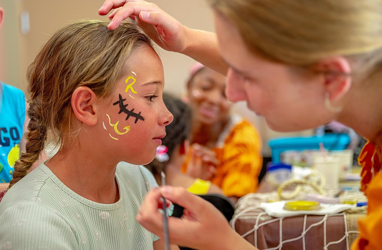 Ni�a maquillada, animaci�n camping VAGUES OCEANES Grosses Pierres en Saint-Georges-d'Ol�ron (17).