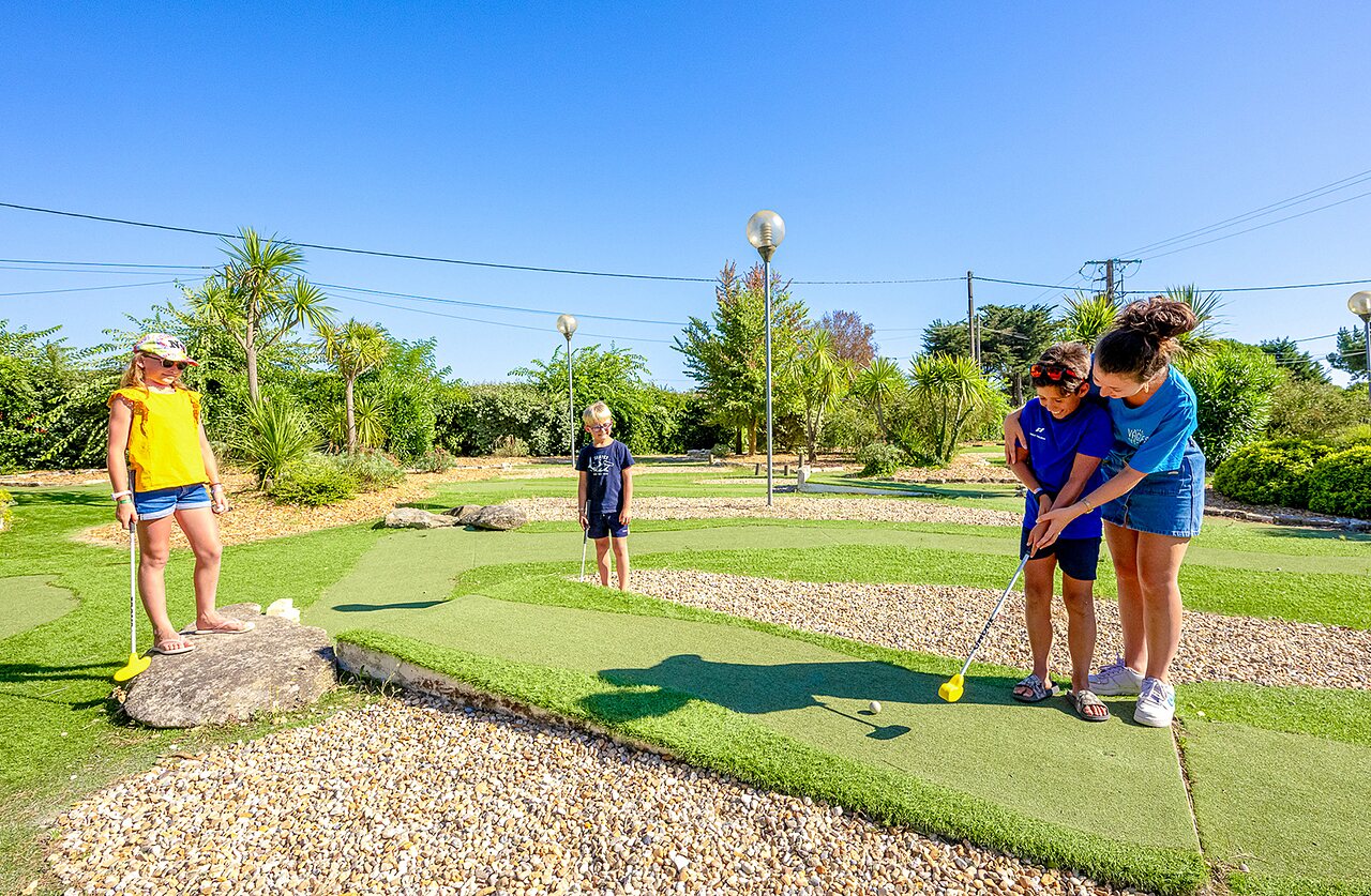 Minigolf con ni�os en el camping VAGUES OCEANES Grosses Pierres en Saint-Georges-d'Ol�ron (17).