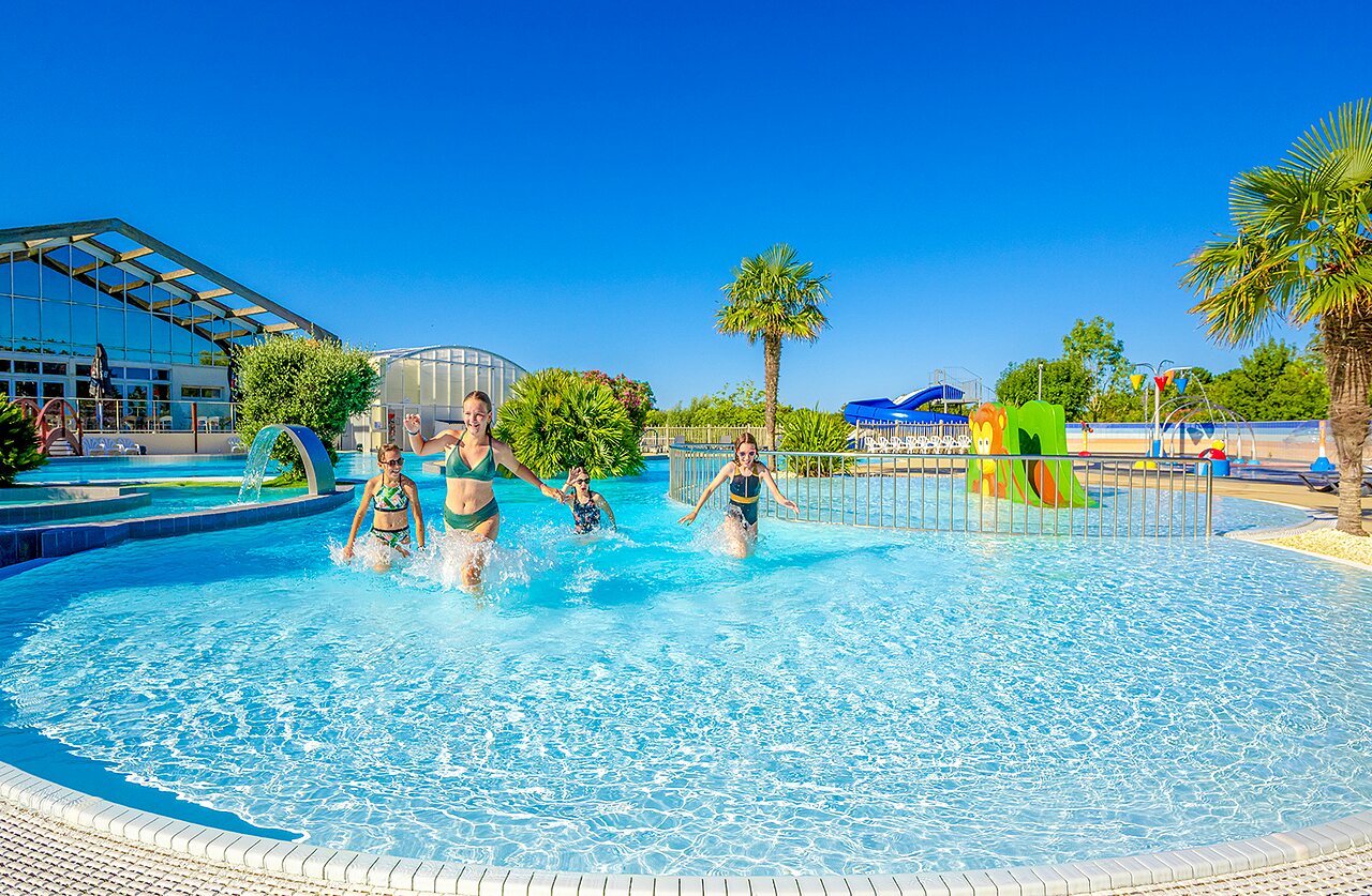 Piscina exterior, ni�os, juegos acu�ticos en el camping VAGUES OCEANES Grosses Pierres.