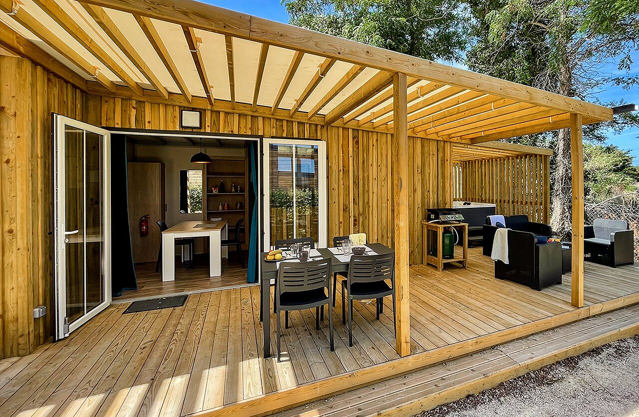 Mobil-home, terraza de madera, jacuzzi en el camping VAGUES OCEANES Grosses Pierres en Saint-Georges-d'Ol�ron (17).