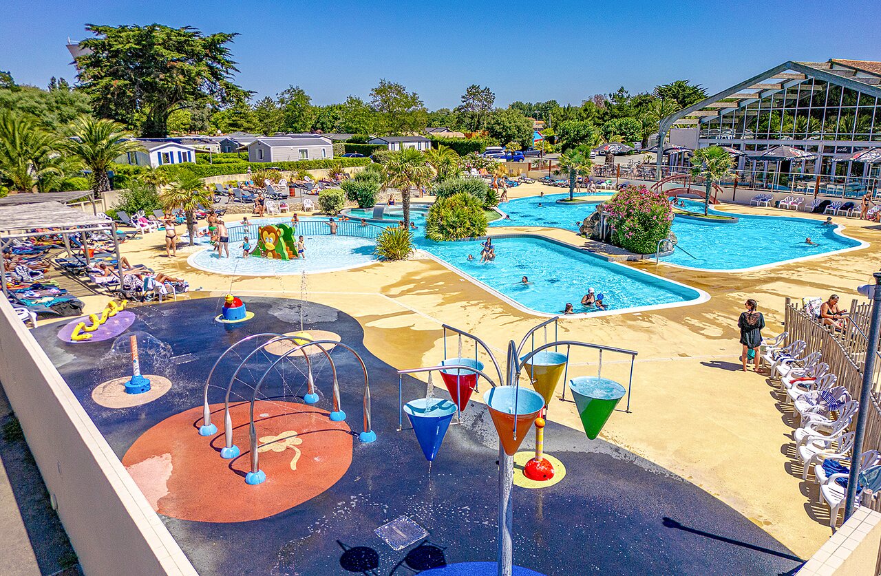 Piscinas, piscina infantil y juegos acu�ticos en el camping VAGUES OCEANES Grosses Pierres en Saint-Georges-d'Ol�ron (17).