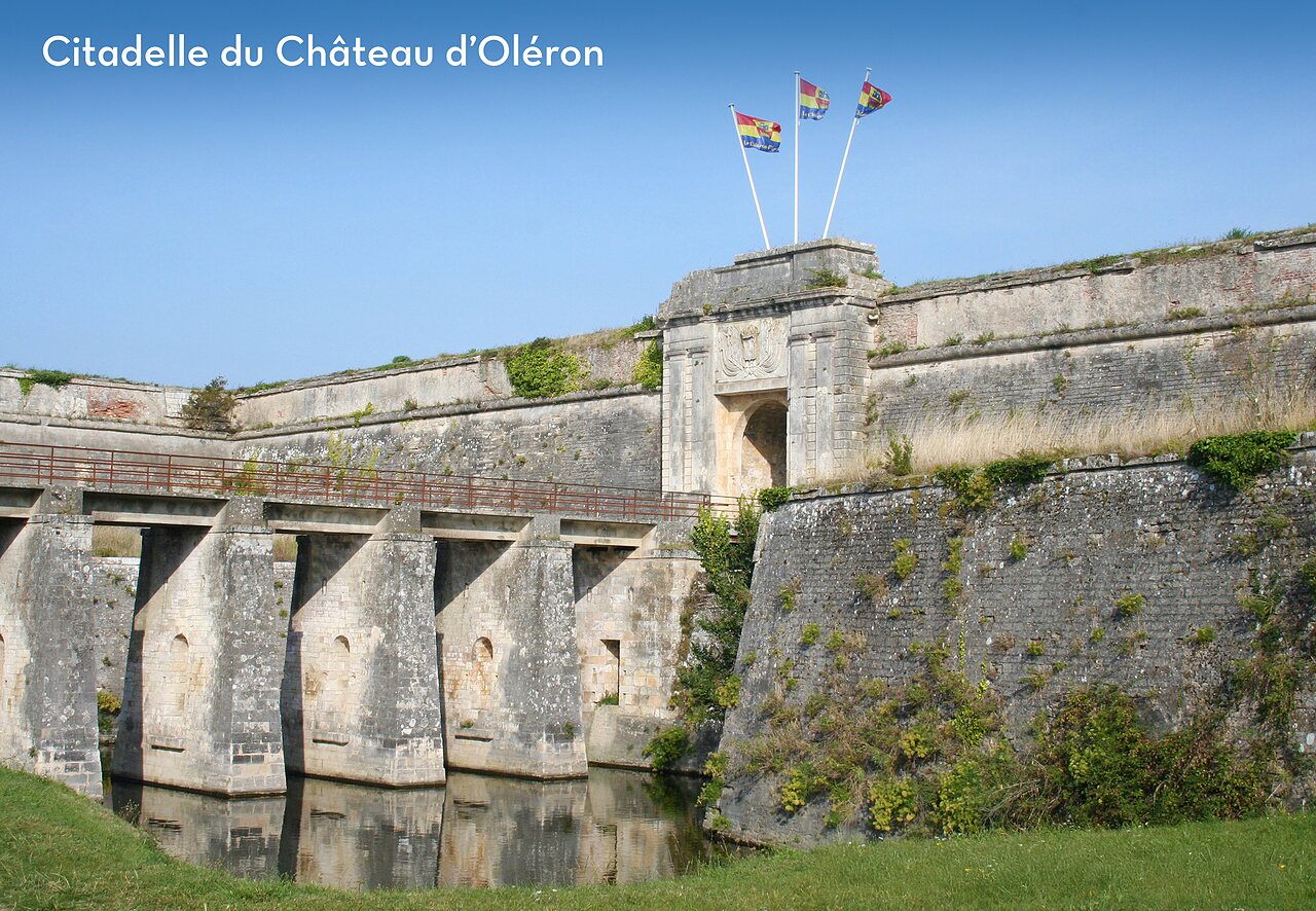 Ciudadela de Ch�teau d'Ol�ron, fortaleza hist�rica con foso y puente en la isla.