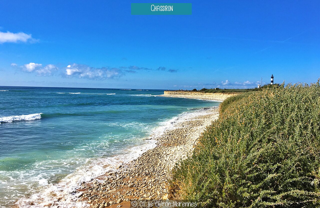 Faro de Chassiron, playa de guijarros y acantilados en la isla de Ol�ron.