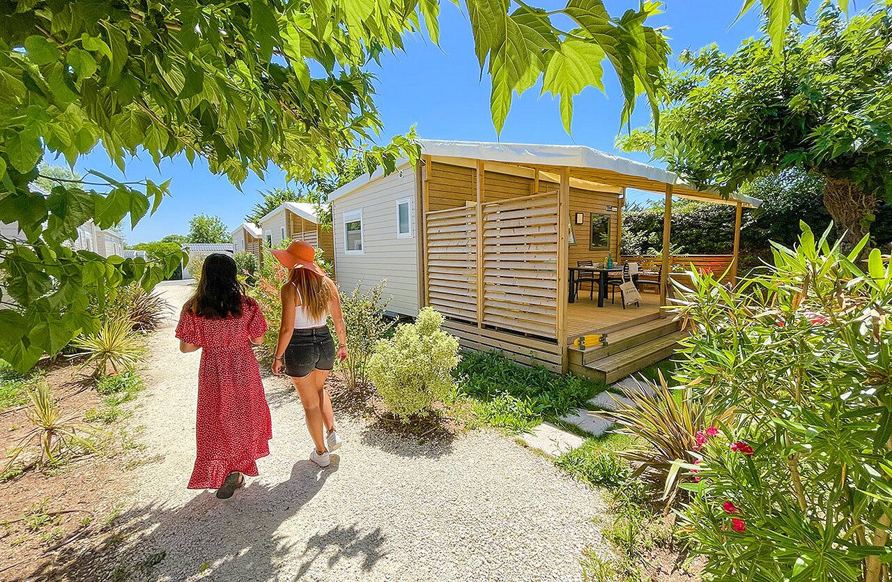 Mobil-home moderno con terraza de madera en el camping VAGUES OCEANES Grosses Pierres, Saint-Georges-d'Ol�ron.