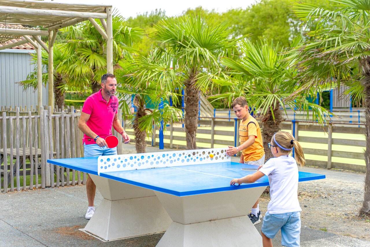 Tenis de mesa exterior en familia en el camping VAGUES OCEANES Grosses Pierres en Saint-Georges-d'Ol�ron.