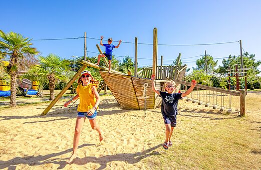 Juegos barco pirata con niños en el camping VAGUES OCEANES Grosses Pierres.