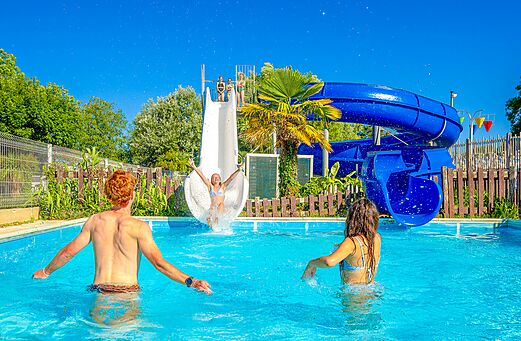 Toboganes y piscina exterior en el camping VAGUES OCEANES Grosses Pierres, Saint-Georges-d'Oléron (17).